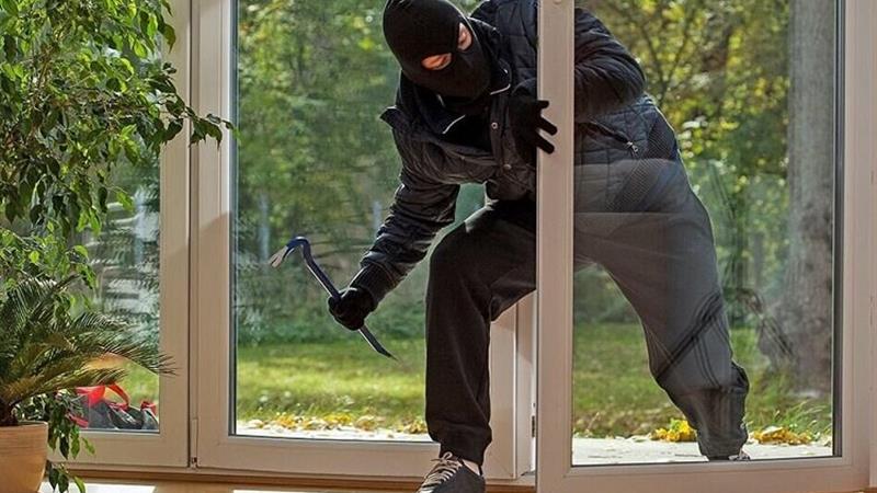 سرقت بدون تخریب از منزل در تهران؛ دوستان پسر مالباخته عامل سرقت بودند