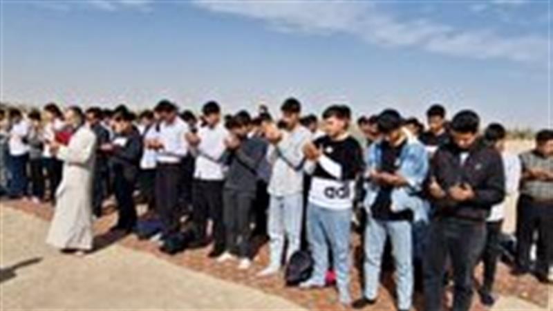 اقامه نماز باران دانشآموزان هنرستان شهید رجایی زارچ در کویر چرخاب