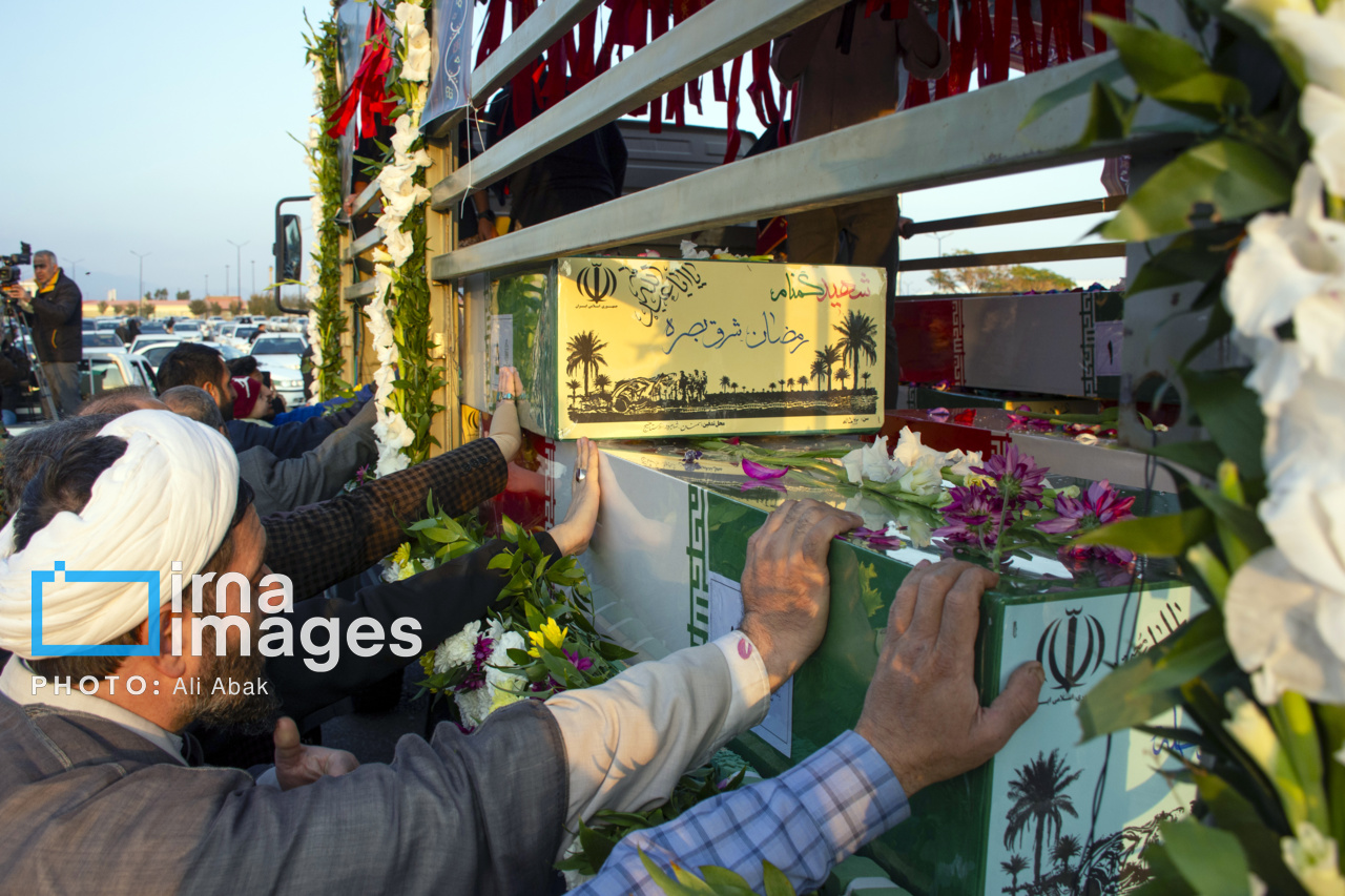 عکس/ استقبال مردم سمنان از پیکر ۸ شهید گمنام