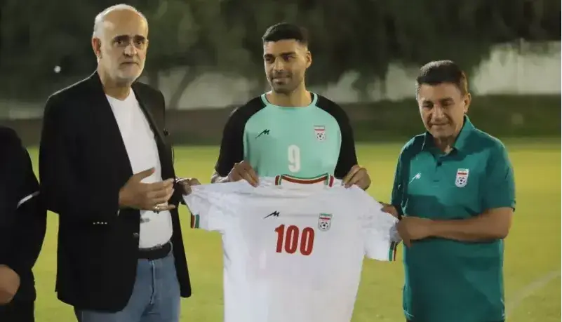 طارمی پیراهنش را به جهانبخش می‌دهد