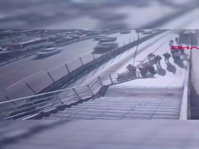 لحظه سقوط مرگبار یک مرد با ویلچر زیر چرخ‌های اتوبوس