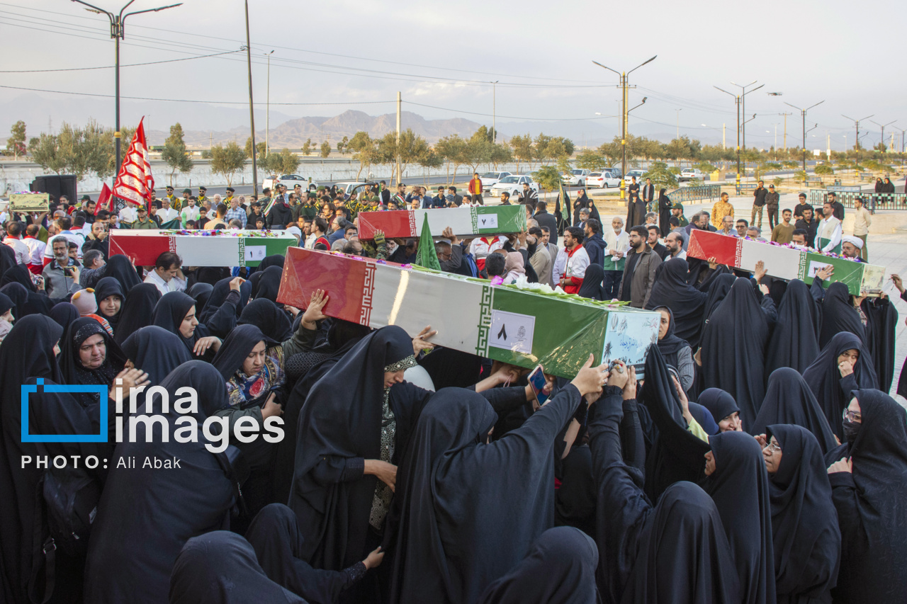 عکس/ استقبال مردم سمنان از پیکر ۸ شهید گمنام