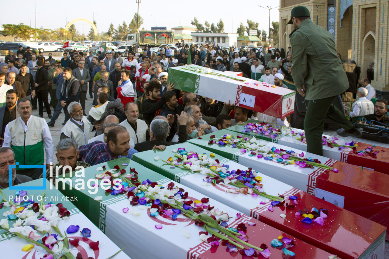 عکس/ استقبال مردم سمنان از پیکر ۸ شهید گمنام