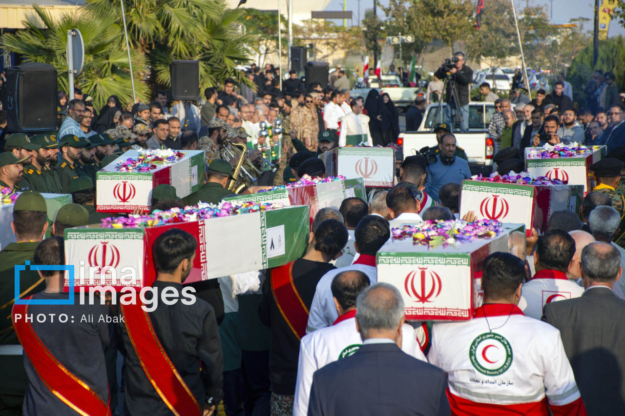 عکس/ استقبال مردم سمنان از پیکر ۸ شهید گمنام