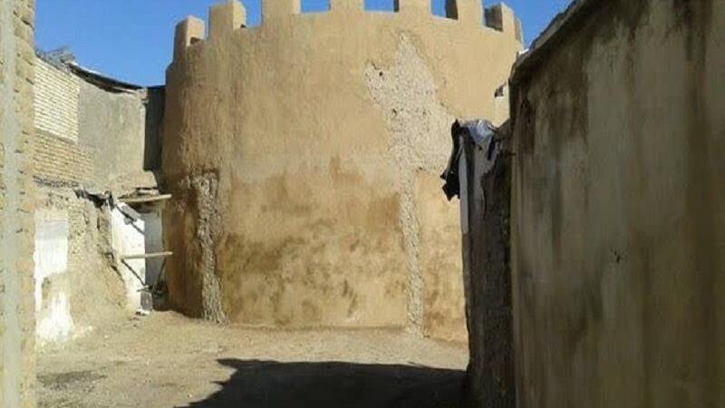 احیای بنای تاریخی برج و باروی زنجان مورد توجه قرار میگیرد