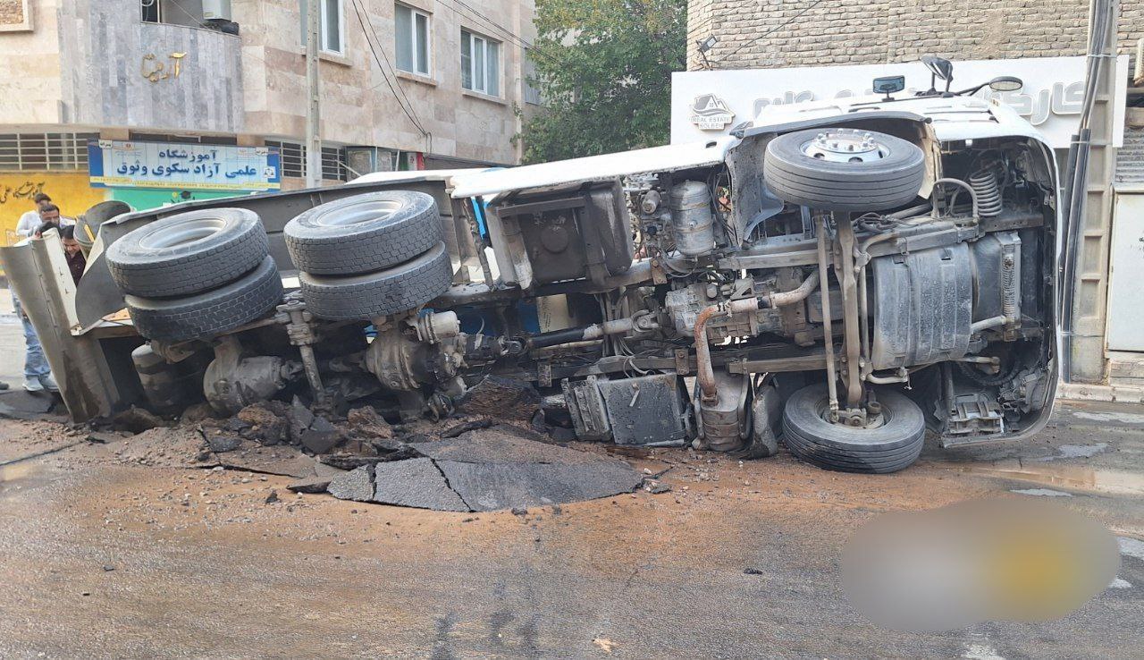 عکس/ فرونشست زمین در مشهد و واژگونی تریلی 