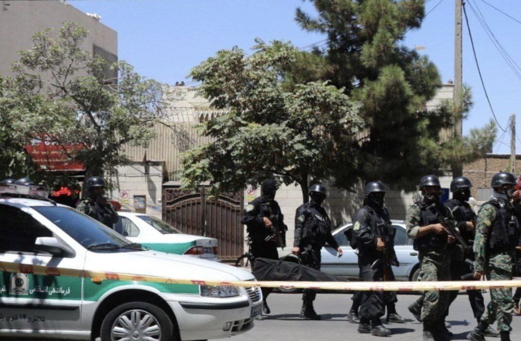 لحظه دستگیری زورگیر ساتور به‌دست که به آرایشگاه زنانه فرار کرد