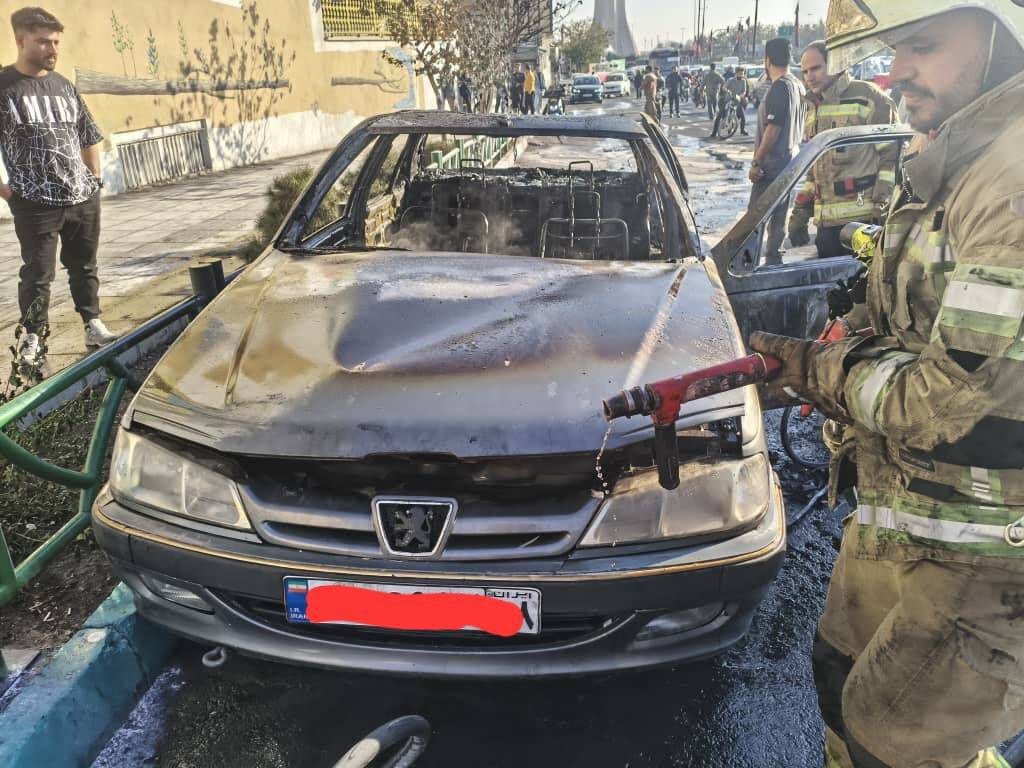 آتشسوزی ناگهانی پژو در میدان آزادی