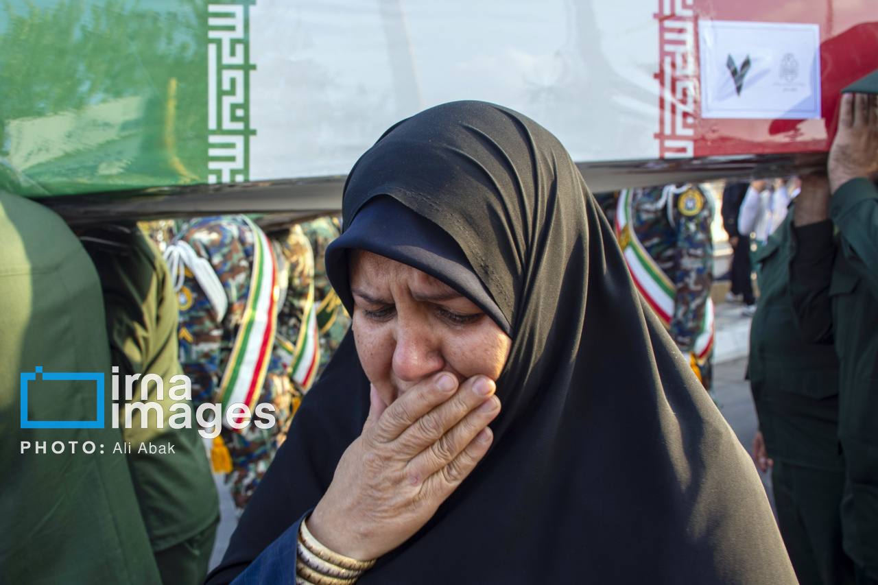 عکس/ استقبال مردم سمنان از پیکر ۸ شهید گمنام