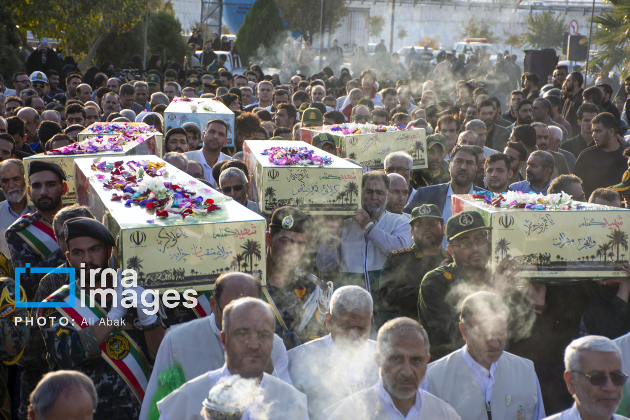 عکس/ استقبال مردم سمنان از پیکر ۸ شهید گمنام