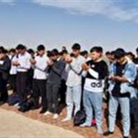 اقامه نماز باران دانشآموزان هنرستان شهید رجایی زارچ در کویر چرخاب