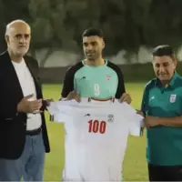 طارمی پیراهنش را به جهانبخش میدهد