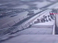 لحظه سقوط مرگبار یک مرد با ویلچر زیر چرخ‌های اتوبوس