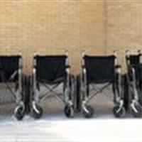 خیر مازندرانی ۶ ویلچر به بیماران کمبرخوردار یزد اهدا کرد