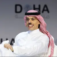 فیصل بن فرحان وزیر خارجه عربستان با شکل و شمایل متفاوت در یکی از کافه های واشنگتن دیده شد