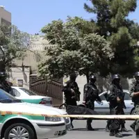 لحظه دستگیری زورگیر ساتور به‌دست که به آرایشگاه زنانه فرار کرد