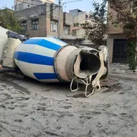 واژگونی بونکر سیمان در بلوار توس مشهد منجر به نشست زمین شد