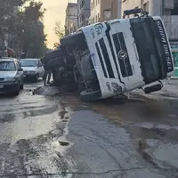 عکس/ فرونشست زمین در مشهد و واژگونی تریلی 