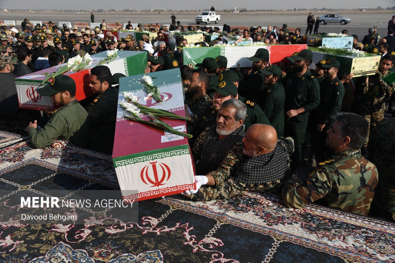 عکس/ مراسم استقبال از پیکر مطهر ۱۳ شهید گمنام دفاع مقدس در مشهد