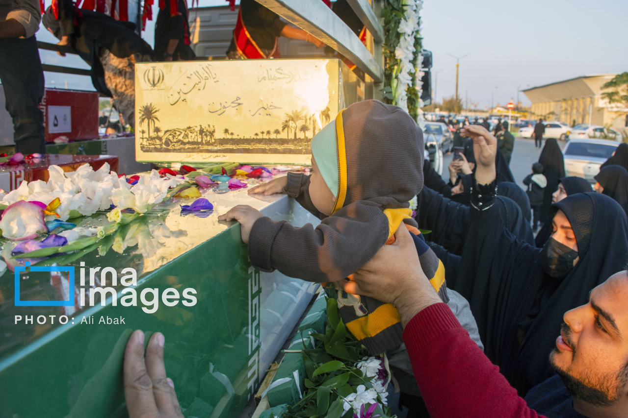 عکس/ استقبال مردم سمنان از پیکر ۸ شهید گمنام