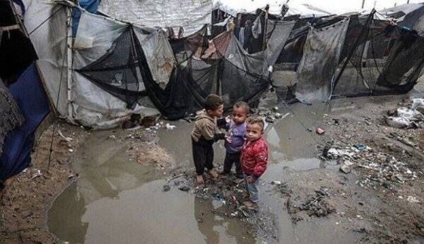 زندگی صدها هزار آواره فلسطینی در چادرهای فرسوده میان باران و سرما