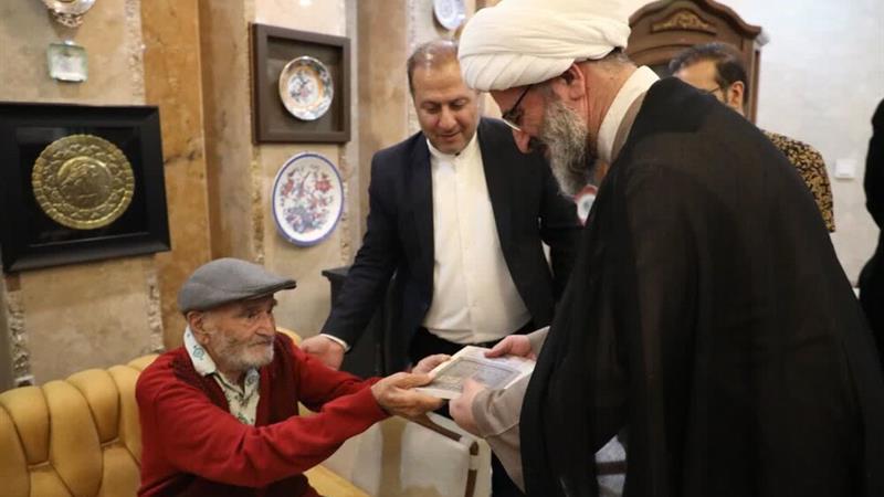 تجلیل نماینده ولیفقیه در استان از پژوهشگر و پیشکسوت فرهنگ و زبان سمنانی