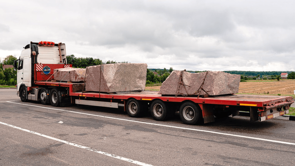 توقیف ۹ تریلی با ۲۹۶ تن سنگ زینتی قاچاق در اصفهان