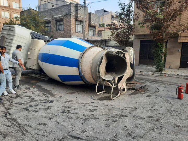 واژگونی بونکر سیمان در بلوار توس مشهد منجر به نشست زمین شد