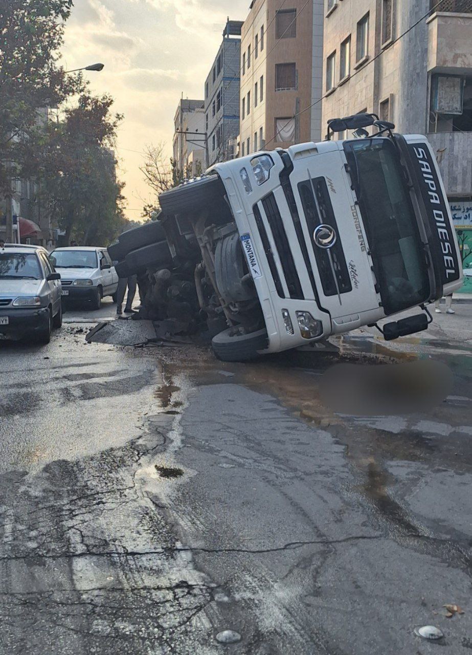 عکس/ فرونشست زمین در مشهد و واژگونی تریلی 