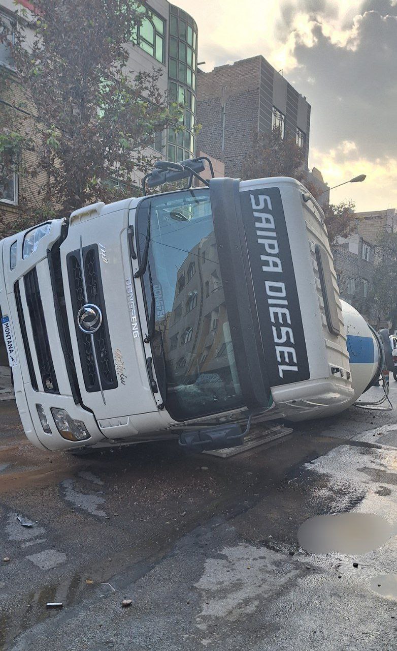 عکس/ فرونشست زمین در مشهد و واژگونی تریلی 