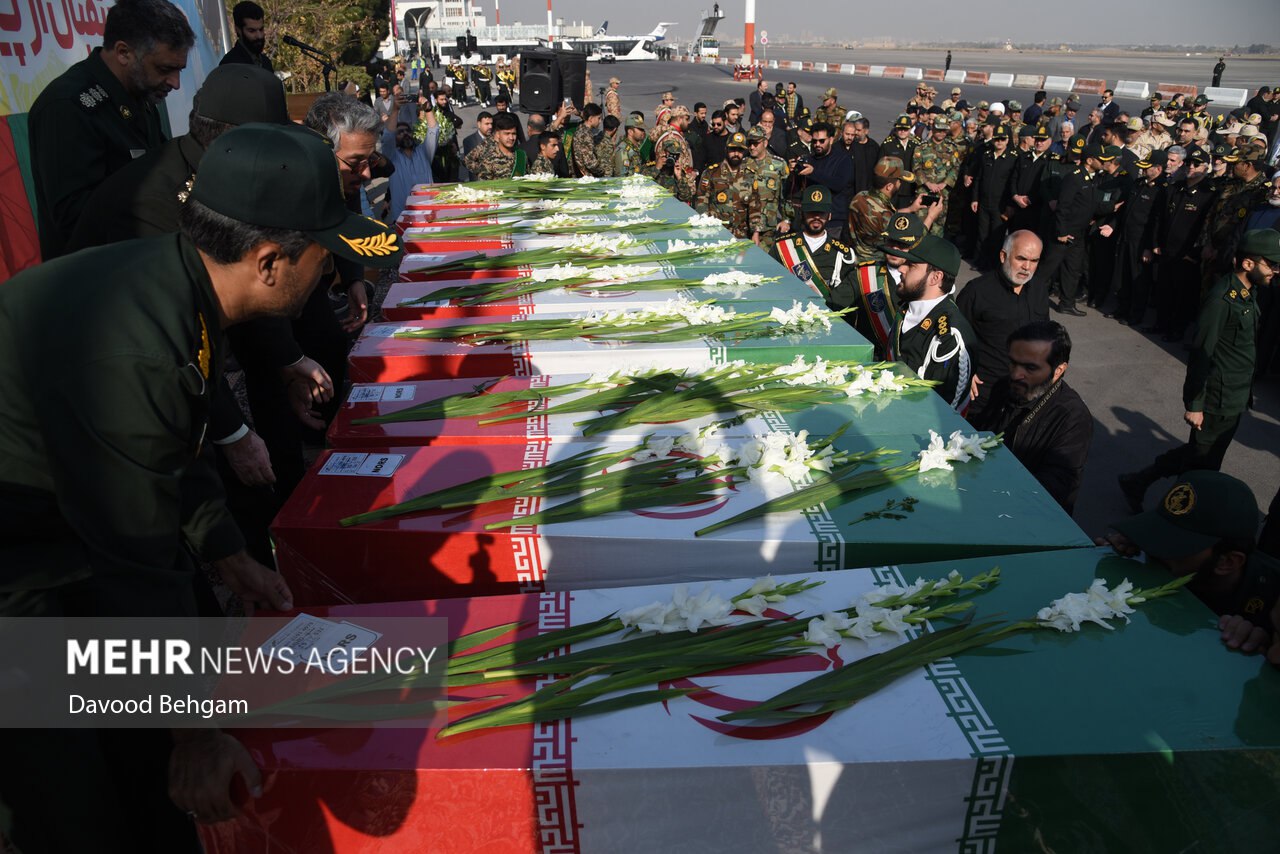 عکس/ مراسم استقبال از پیکر مطهر ۱۳ شهید گمنام دفاع مقدس در مشهد