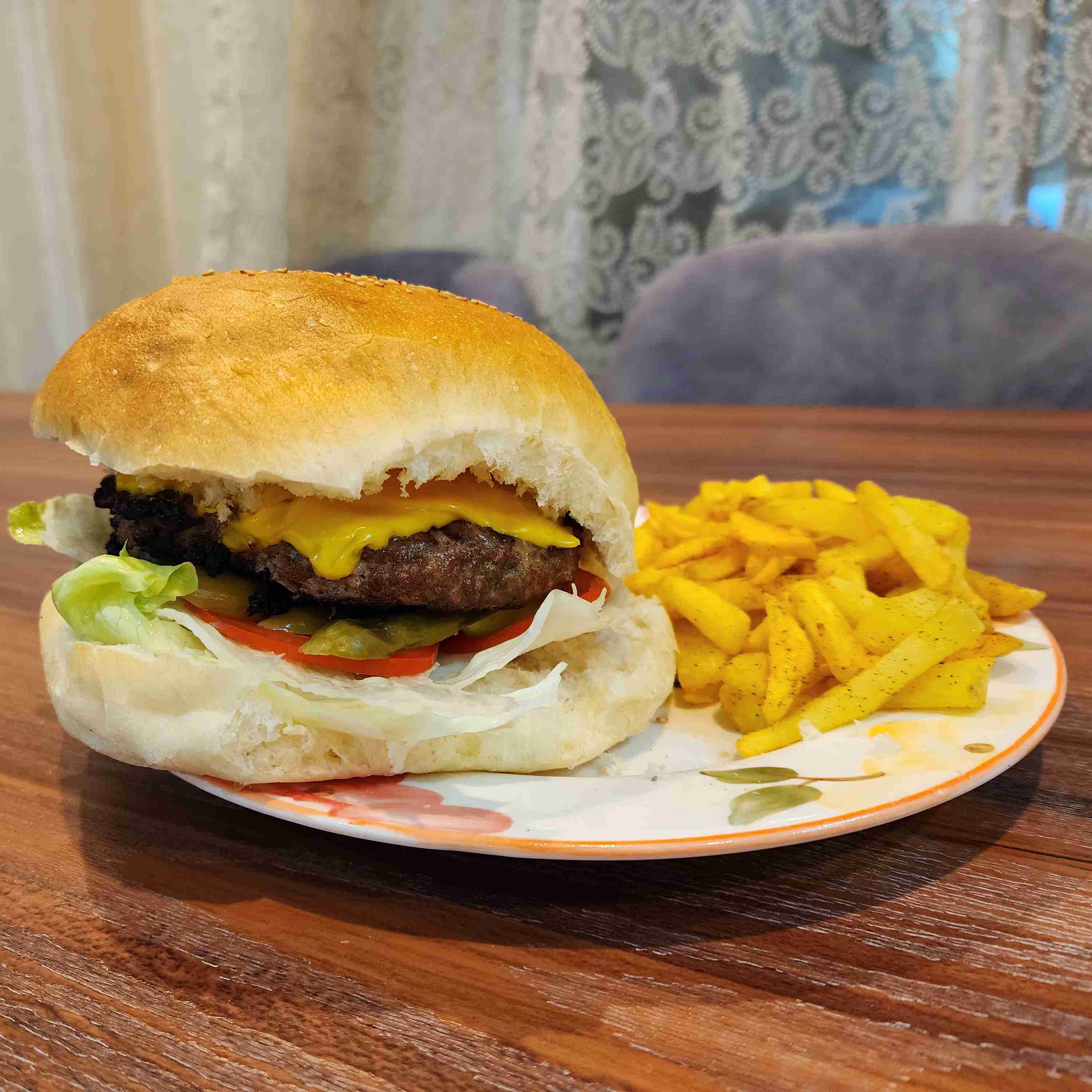 آخر هفته و بشقاب چیز 🧀برگر 🍔 با سیب زمینی سرخ کرده 🍟.