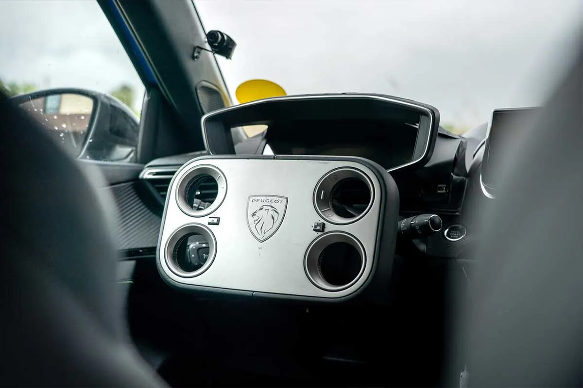 رانندگی با فرمان مستطیل و چهار سوراخ پژو! تجربه‌ای عجیب و انقلابی