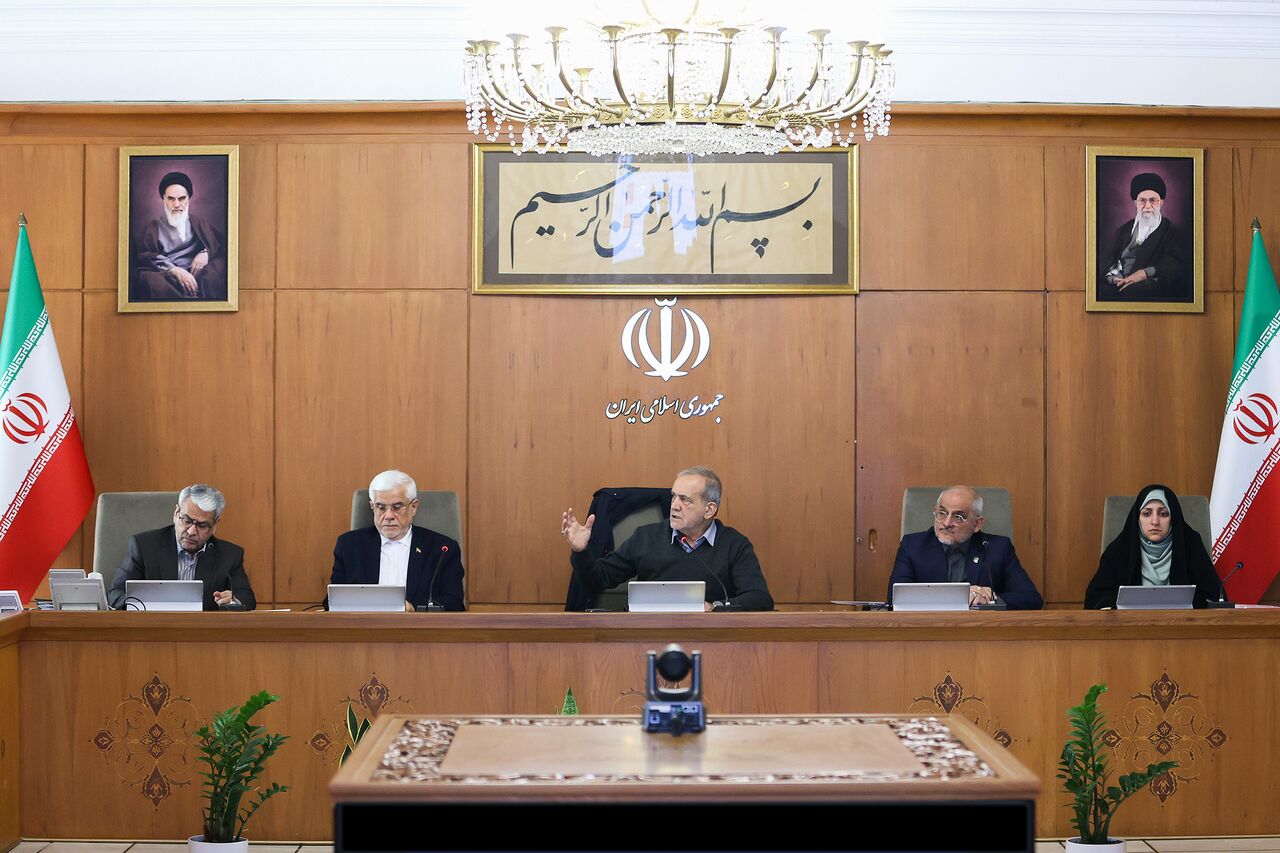 رئیس‌جمهور: نباید پست و مقام مبنای دریافت حقوق باشد