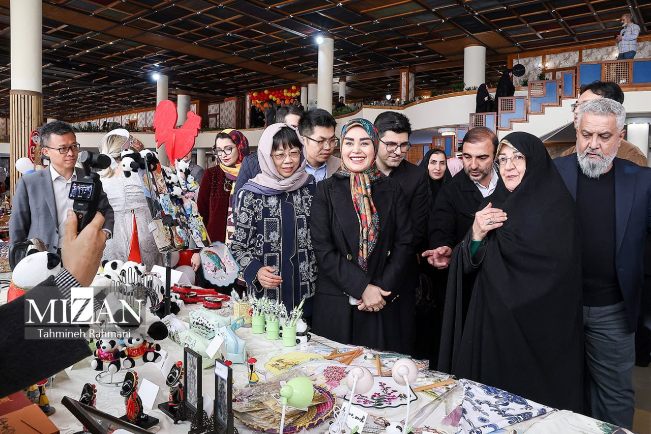 عکس/ حضور همسر دکتر عراقچی در بازارچه دیپلماتیک وزارت امور خارجه