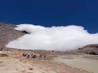 سرازیر شدن بهمن عظیم در نپال به اردوگاه کوهنوردان 