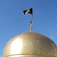 پرچم عزای حضرت زهرا(س) بر فراز گنبد حرم رضوی افراشته شد