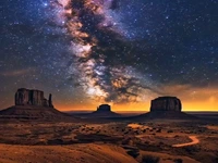 طلوع شگفت‌انگیز کهکشان راه‌شیری بر قلب آسمان دره ی اسطوره‌ها