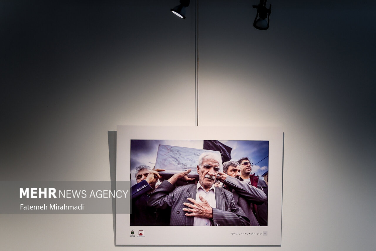 نمایشگاه عکس «بر شانههای اشک»