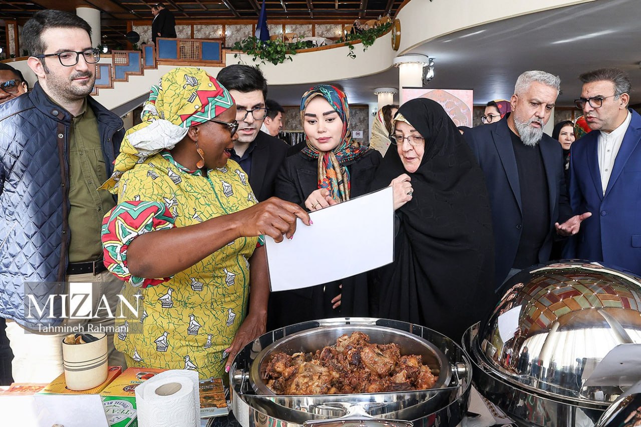 عکس/ حضور همسر دکتر عراقچی در بازارچه دیپلماتیک وزارت امور خارجه