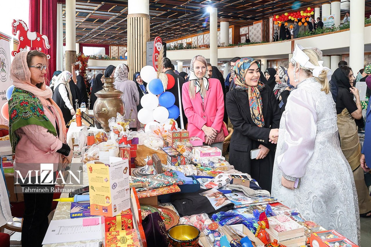 عکس/ حضور همسر دکتر عراقچی در بازارچه دیپلماتیک وزارت امور خارجه