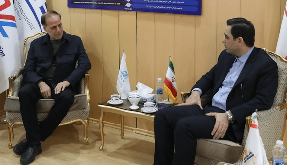 حضور یک شاعر در فدراسیون والیبال