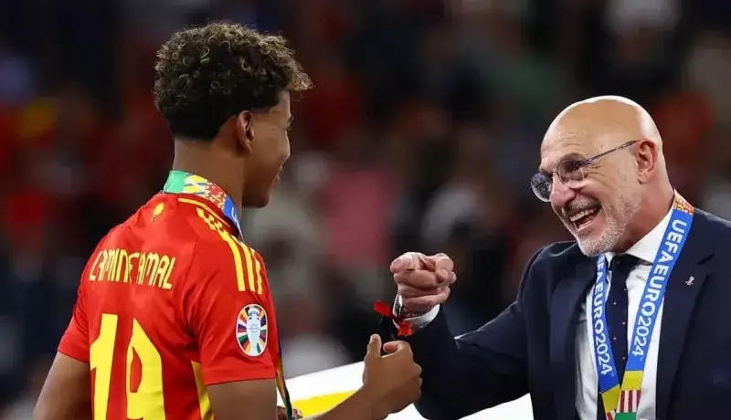 سرمربی اسپانیا با کلاه ایمنی در نوکمپ!