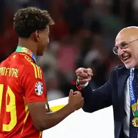 سرمربی اسپانیا با کلاه ایمنی در نوکمپ!