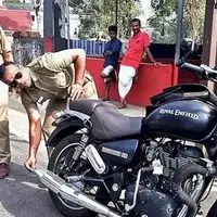 پلیس هند اگزوزهای گو‌ش‌خراش موتورسیکلت‌ها را نابود کرد!