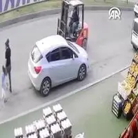 برخورد دردناک لیفتراک با پدر و دو کودک در حال عبور از خیابان