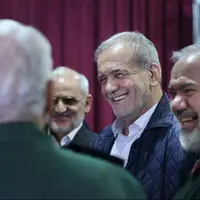 شوخی پزشکیان با یک مدیر اقتصادی: قرار بود ۱۰ هزار مگاوات پنل خورشیدی نصب کند اما دبه کرد