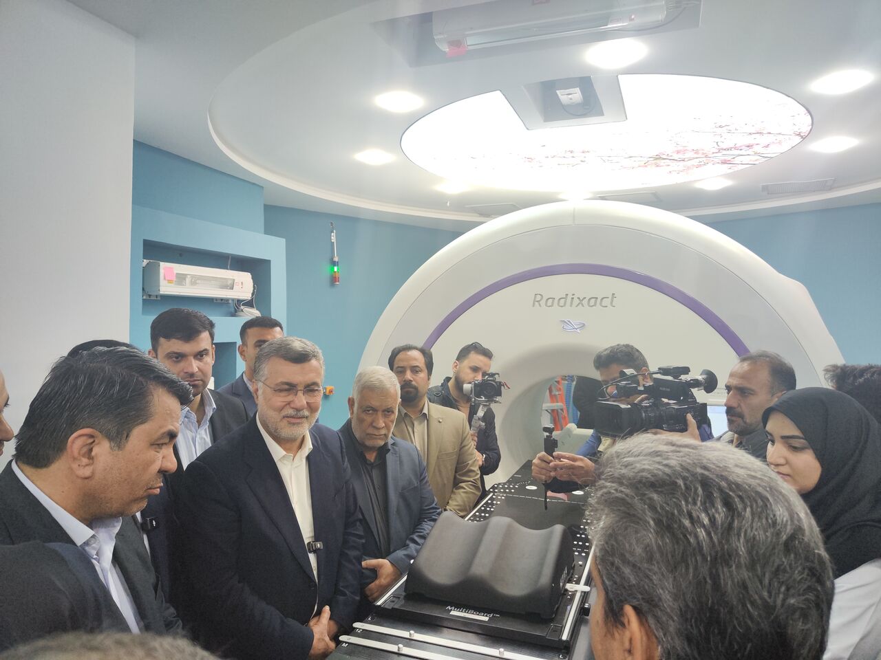 رونمایی از دستگاه توموتراپی در کرمان با حضور وزیر بهداشت 