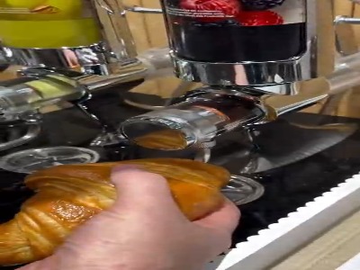 روش وارد کردن کرم کاکائو به داخل کروسان 