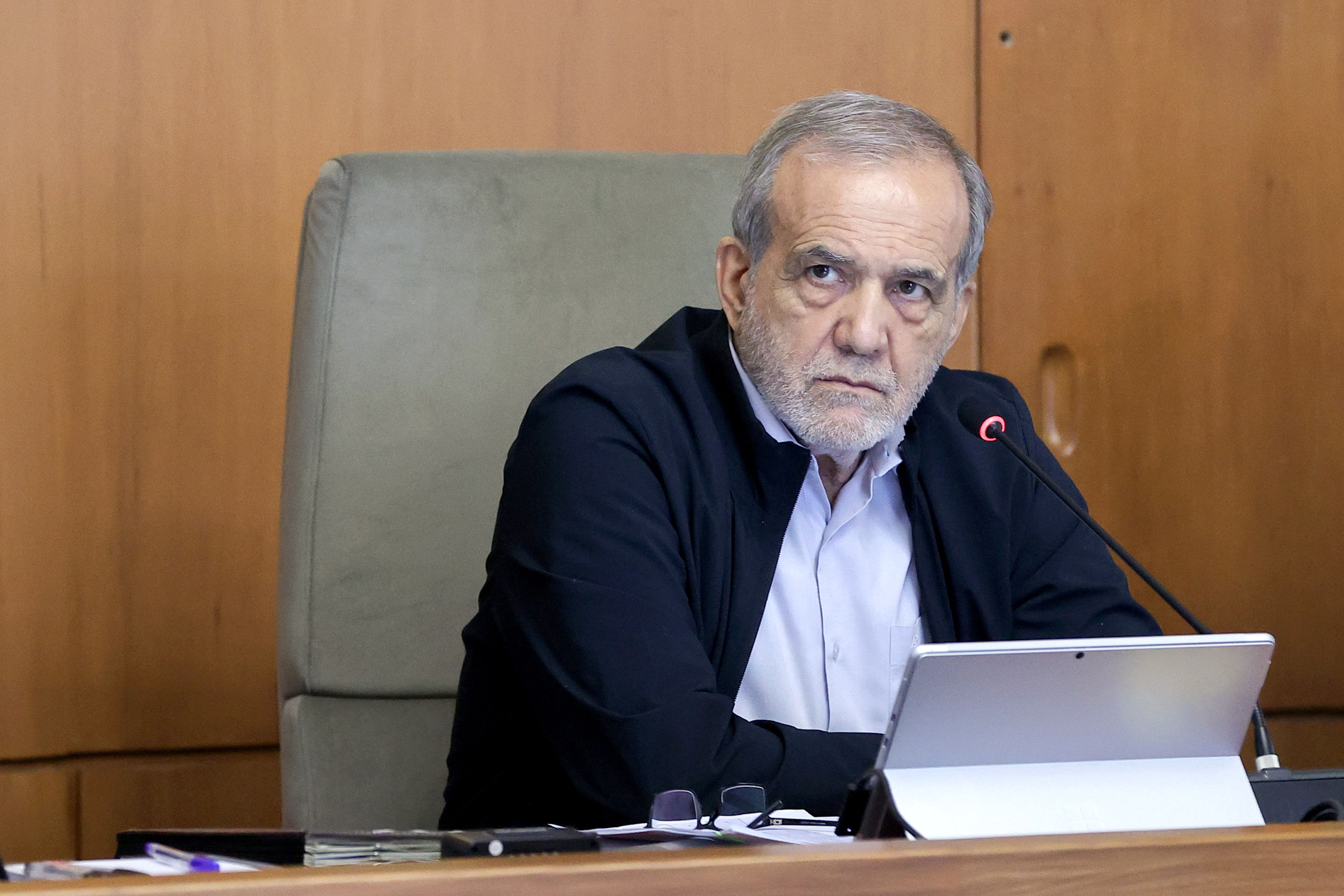 پزشکیان خطاب به درخواست کمک برای ساخت تالار: این چه تالاریه که ۳ همت پول می‌خواد؟! حالا آنقدرم لاکچری نمیخواد!